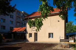 un edificio con un cartel en el costado en Casa Sonia Sighisoara, en Sighişoara