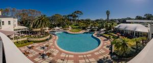 - une vue aérienne sur la piscine d'un complexe dans l'établissement Joondalup Resort, à Perth
