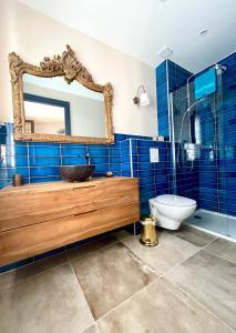 a bathroom with a sink and a toilet and a mirror at CASA VOLTEGIRA in Manso