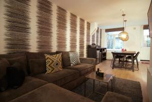 een woonkamer met een bank en een tafel bij Luxury Leidseplein with Private Patio in Amsterdam