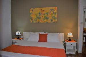 sypialnia z łóżkiem z dwoma lampami na stołach w obiekcie Sunbird Bungalow w mieście Anse Boileau
