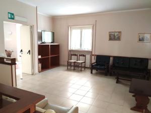 ein Wohnzimmer mit einem Sofa und einem Tisch in der Unterkunft SAN JUAN DE RIBERA, Casa per Ferie in Rom