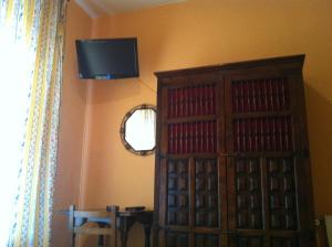 Telewizja i/lub zestaw kina domowego w obiekcie Hostal Paracuellos