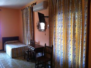 Łóżko lub łóżka w pokoju w obiekcie Hostal Paracuellos