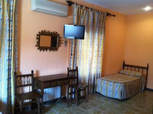 Łóżko lub łóżka w pokoju w obiekcie Hostal Paracuellos