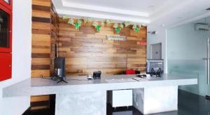 uma cozinha com um balcão e uma parede de madeira em Iris Hotel em Kajang