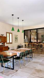 une salle à manger avec une grande table et des chaises en bois dans l'établissement CASA VOLTEGIRA, à Manso