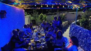 grupa ludzi siedzących przy długim stole w obiekcie Panorama w Kutaisi