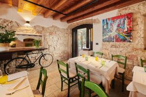 Restorāns vai citas vietas, kur ieturēt maltīti, naktsmītnē Casa Romantica La Parenzana