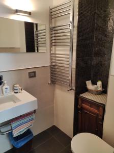 La salle de bains est pourvue d'un lavabo, de toilettes et d'une douche. dans l'établissement Suite210, à Trani