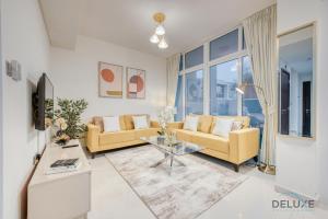 Posezení v ubytování Delightful 3BR Townhouse at DAMAC Hills 2 Dubailand by Deluxe Holiday Homes