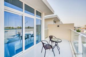 Balkón nebo terasa v ubytování Delightful 3BR Townhouse at DAMAC Hills 2 Dubailand by Deluxe Holiday Homes