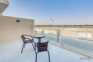 Balkón nebo terasa v ubytování Delightful 3BR Townhouse at DAMAC Hills 2 Dubailand by Deluxe Holiday Homes