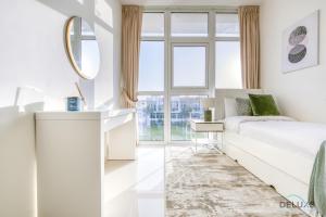 Posezení v ubytování Delightful 3BR Townhouse at DAMAC Hills 2 Dubailand by Deluxe Holiday Homes