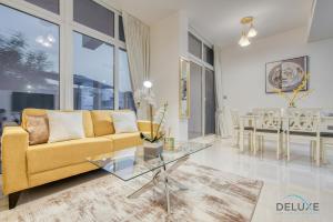Posezení v ubytování Delightful 3BR Townhouse at DAMAC Hills 2 Dubailand by Deluxe Holiday Homes