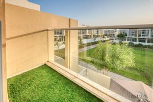 Zahrada ubytování Delightful 3BR Townhouse at DAMAC Hills 2 Dubailand by Deluxe Holiday Homes