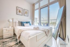 Postel nebo postele na pokoji v ubytování Delightful 3BR Townhouse at DAMAC Hills 2 Dubailand by Deluxe Holiday Homes