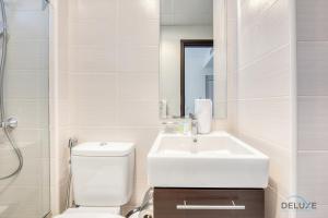 Koupelna v ubytování Delightful 3BR Townhouse at DAMAC Hills 2 Dubailand by Deluxe Holiday Homes