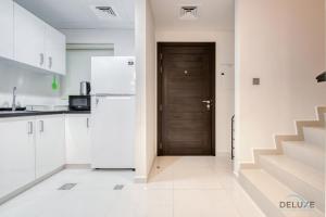 Kuchyň nebo kuchyňský kout v ubytování Delightful 3BR Townhouse at DAMAC Hills 2 Dubailand by Deluxe Holiday Homes