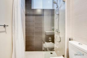 Koupelna v ubytování Delightful 3BR Townhouse at DAMAC Hills 2 Dubailand by Deluxe Holiday Homes