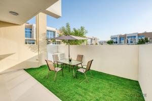 Balkón nebo terasa v ubytování Delightful 3BR Townhouse at DAMAC Hills 2 Dubailand by Deluxe Holiday Homes
