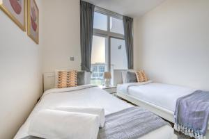Postel nebo postele na pokoji v ubytování Delightful 3BR Townhouse at DAMAC Hills 2 Dubailand by Deluxe Holiday Homes