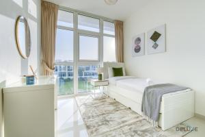 Postel nebo postele na pokoji v ubytování Delightful 3BR Townhouse at DAMAC Hills 2 Dubailand by Deluxe Holiday Homes