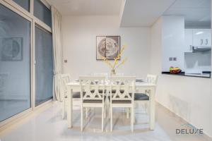 Kuchyň nebo kuchyňský kout v ubytování Delightful 3BR Townhouse at DAMAC Hills 2 Dubailand by Deluxe Holiday Homes