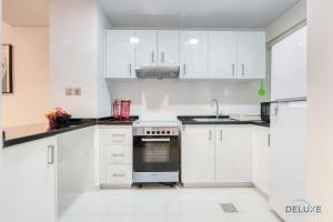 Kuchyň nebo kuchyňský kout v ubytování Delightful 3BR Townhouse at DAMAC Hills 2 Dubailand by Deluxe Holiday Homes