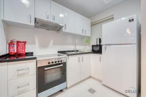 Kuchyň nebo kuchyňský kout v ubytování Delightful 3BR Townhouse at DAMAC Hills 2 Dubailand by Deluxe Holiday Homes