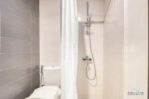 Koupelna v ubytování Delightful 3BR Townhouse at DAMAC Hills 2 Dubailand by Deluxe Holiday Homes