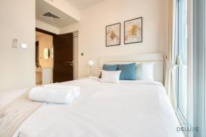 Postel nebo postele na pokoji v ubytování Delightful 3BR Townhouse at DAMAC Hills 2 Dubailand by Deluxe Holiday Homes