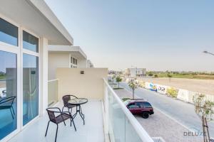 Balkón nebo terasa v ubytování Delightful 3BR Townhouse at DAMAC Hills 2 Dubailand by Deluxe Holiday Homes