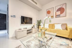 TV a/nebo společenská místnost v ubytování Delightful 3BR Townhouse at DAMAC Hills 2 Dubailand by Deluxe Holiday Homes
