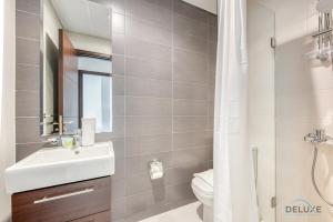 Koupelna v ubytování Delightful 3BR Townhouse at DAMAC Hills 2 Dubailand by Deluxe Holiday Homes
