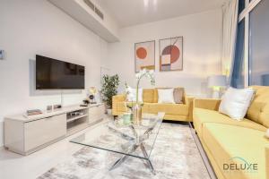 TV a/nebo společenská místnost v ubytování Delightful 3BR Townhouse at DAMAC Hills 2 Dubailand by Deluxe Holiday Homes
