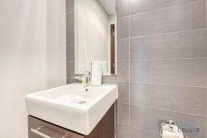 Koupelna v ubytování Delightful 3BR Townhouse at DAMAC Hills 2 Dubailand by Deluxe Holiday Homes