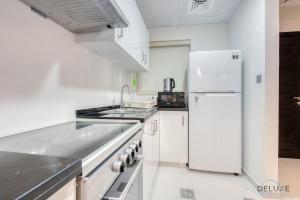 Kuchyň nebo kuchyňský kout v ubytování Delightful 3BR Townhouse at DAMAC Hills 2 Dubailand by Deluxe Holiday Homes