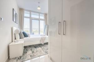 Postel nebo postele na pokoji v ubytování Delightful 3BR Townhouse at DAMAC Hills 2 Dubailand by Deluxe Holiday Homes