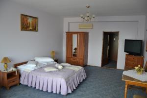 1 dormitorio con 2 camas y TV de pantalla plana en Kruiz Motel, en Kholmok