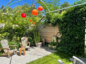 - une terrasse avec 2 chaises et des lanternes dans le jardin dans l'établissement Villa Baltia, à Graal-Müritz