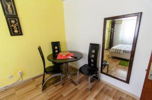 - une salle à manger avec une table et un miroir dans l'établissement Premium family apartment, Floreasca area, à Bucarest