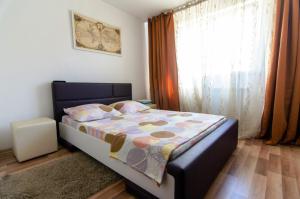 - une chambre avec un lit et une fenêtre dans l'établissement Premium family apartment, Floreasca area, à Bucarest
