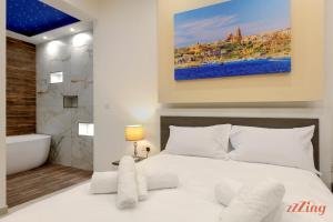 Postelja oz. postelje v sobi nastanitve Gem Beachfront Apt with Amazing Bay and Sea Views