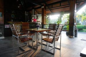 una mesa de madera y sillas en un restaurante en Floating Sanctuary Resort by Cocotel, en Bulacan