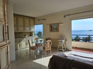 a kitchen and dining room with a view of the ocean at Appartement rooftop vue mer in Antibes