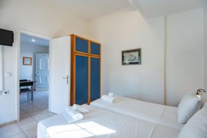 Giường trong phòng chung tại Polydoros Appartments