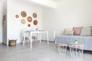 LAURA_SEA VIEW_APARTMENT 2 في ليغيا: غرفة معيشة مع أريكة وطاولة