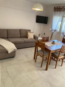 ein Wohnzimmer mit einem Tisch und einem Sofa in der Unterkunft petra-elia in Skála Foúrkas
