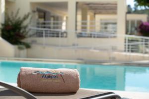 Almiriki Chios Rooms & Apartments tesisinde veya buraya yakın yüzme havuzu